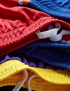 Pantalones cortos de entrenamiento de secado rápido para hombre, nuevo diseño con bolsillos y cintura elástica, patrón sólido informal, teñido liso - Product Image 4