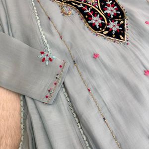 Hellblaues Zari-Besticktes Indisches Oberteil mit Blumenmuster und Perlenbesetztem Halsband, Schnelltrocknende Bluse für Alle Jahreszeiten, Pakistanische Festtagskleidung - Product Image 2