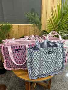 Lot de 5 sacs fourre-tout en coton matelassé à volants, personnalisés, cadeau de mariage pour la mariée, sac de shopping élégant pour femme, sac de marché bohème, sac de piscine - Product Image 4