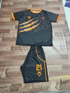Ensemble d'uniformes de football personnalisés sublimés Jaguars, imprimé camouflage noir et orange, polyester respirant, kit de football pour hommes adultes - Product Image 1