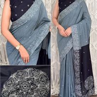 Sari en coton pur Mul avec broderie contrastée, bordure ajourée et pallu jacquard – Prix de gros par Royal Export