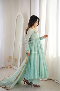 Ensemble de robe de soirée et de dupatta, avec dentelle de créateur lourde et complexe sur le col – Modèle avant et arrière, idéal pour les fêtes - Product Image 2