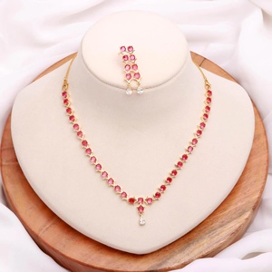Conjunto de joyería de turmalina rubelita, collar y aretes de latón chapado en oro de 22 quilates, regalo para ella, conjunto de joyería para bodas y fiestas. - Product Image 1