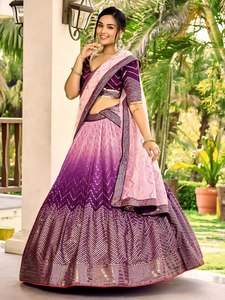 Robe longue élégante à imprimé géométrique violet, taille empire, coupe trapèze, col en V, manches trois quarts, en satin, design fait main - Product Image 3