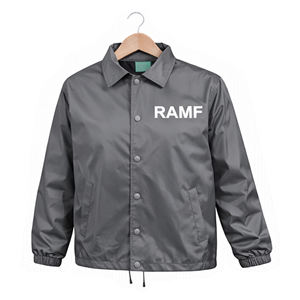 แจ็คเก็ตโค้ชเด็กผู้ชายแบบสั่งทำขายส่ง ปักลายเชนีล ผ้าฟลีซ ติดกระดุม แจ็คเก็ตเบสบอลวาร์ซิตี้สำหรับผู้ชายสำหรับกิจกรรมกลางแจ้ง - Product Image 1