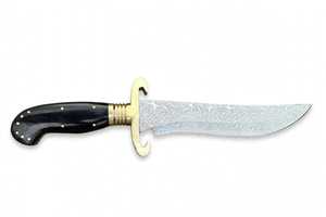 Couteau utilitaire d'extérieur artisanal en acier Damas à matrice mosaïque, manche en corne noire, garde en laiton en forme de S - Product Image 3