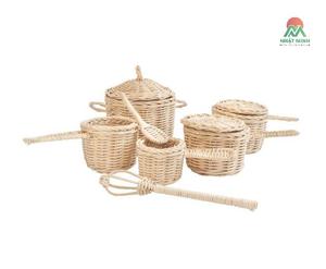 Un ensemble de cuisine miniature, comprenant des casseroles, une cuisinière et des cuillères. Tressé en rotin naturel, sans danger pour les enfants. - Product Image 1