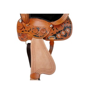 Silla de montar western para carreras de barriles, de cuero tópico, con diseño floral grabado a mano, asiento de gamuza negra y conchos de metal plateado - Product Image 2