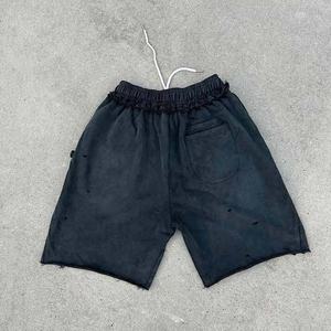 กางเกงขาสั้นผู้ชายสีดำ ล้างสีแล้ว ผ้าโพลีเอสเตอร์ 100% เอวยางยืด ใส่สบาย แห้งเร็ว ระบายอากาศดี สไตล์สตรีทแฟชั่น สำหรับฤดูร้อน - Product Image 2