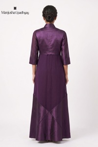 Kurtis longs en soie de haute qualité pour femmes, idéaux pour la collection de boutiques, la vente au détail et la vente en gros de vêtements. - Product Image 3
