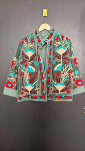 Veste matelassée Suzani en velours vert faite à la main avec broderie turquoise, motifs floraux audacieux, doublure en coton, écologique et respirante - Product Image 3