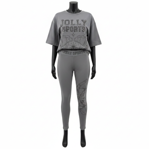 Ensemble t-shirt et legging gris en jersey de coton et élasthanne 220 GSM pour femme, avec logo personnalisé par transfert thermique en strass. - Product Image 6