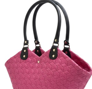 Sac à main en plastique tissé de forme unique à bords festonnés et sac fait main avec poignées en cuir noir pour femme, sac fourre-tout d'été - Product Image 3