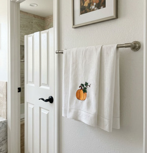 Serviettes d'invité en coton blanc personnalisées en gros, brodées motif citrouille, lavables en machine, avec ourlet festonné, pour la maison, l'hôtel et les fêtes - Product Image 2