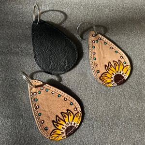 Porte-clés en cuir taillé sculpté à la main Porte-clés en cuir de forme exotique mignon Accessoires en cuir taillé Porte-clés mignons pour unisexe - Product Image 5