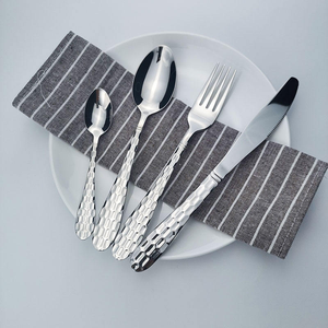 Ensemble de couverts en métal de style traditionnel, couteau, cuillère, fourchette, or, 4 pièces, en acier inoxydable, ensemble de couverts - Product Image 1