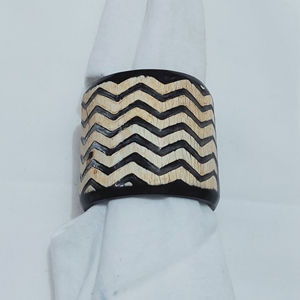 Porte-serviettes en corne artisanal pour une mise en scène de table élégante, décoration de table à manger de luxe en corne noire et naturelle - Product Image 6
