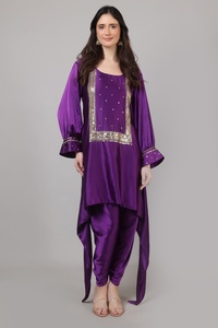Conjunto de caftán diseñado para mujeres modernas, estilo top y pantalón dhoti, color morado, con cuentas y trabajo de lentejuelas. - Product Image 4