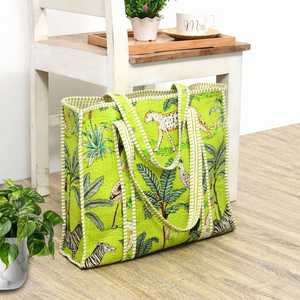 Bolsa de Mano de Algodón Puro Ecológica Acolchada a Mano de Moda con Bolsillos Interiores/Exteriores - Diseño Floral Múltiple para Uso Diario y Compras - Product Image 1