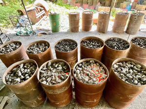 Charbon de bois noir en bûches pour barbecue, bois dur, valeur calorifique 7000-8000 Kcal/kg, naturel, qualité export Vietnam, pour extérieur - Product Image 5