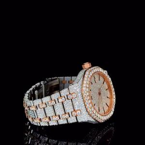 Reloj de Diamantes de Oro Rosa con Esfera Redonda de la Mejor Calidad, Reloj de Lujo con Incrustaciones de Diamantes y Correa de Acero Inoxidable Resistente, Disponible para la Venta - Product Image 3