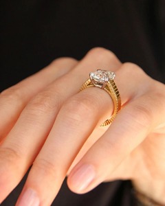 แหวนทองคำแท้ 14K สองสี ประดับเพชรทรงคุชชั่น 3 กะรัต คุณภาพ VS+ สี E ได้รับการรับรองจาก IGI สไตล์วินเทจสุดหรู - Product Image 4