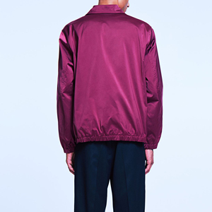 เสื้อแจ็คเก็ตบอมเบอร์กันลมปักโลโก้สีสันสดใสสำหรับผู้ชาย ไซส์ใหญ่ ผลิตจากโพลีเอสเตอร์ 100% กันน้ำ เสื้อแจ็คเก็ตบอมเบอร์ผ้าไหมสำหรับผู้ชาย - Product Image 3