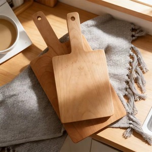 Planche à découper rectangulaire en bois naturel avec poignée intégrée et trou de suspension, épaisseur 1,5 cm, compatible lave-vaisselle - REHMAN CRAFT - Product Image 6