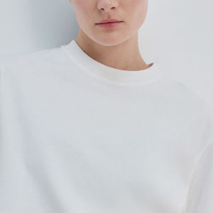 T-shirt en coton pour femme, col rond, coupe oversize, avec logo, style urbain chic / T-shirt élégant pour le quotidien, tendance 2026 - Product Image 2