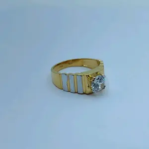 Anillo de Oro Amarillo de 22K para Hombre con Piedra Redonda Grande Transparente, Banda Clásica para Boda o Compromiso - Product Image 1