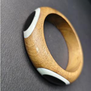 Bracelet large en bois fait main avec incrustation ovale en résine contrastante - Bracelet en bois dur écologique poli à la main - Ethnique - Product Image 2
