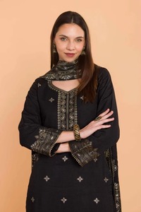 Traje de Invierno Safaa Dilkash Más Vendido para Mujer con Elegante Forro de Lana Cálido y Estilo Casual o Formal Disponible para la Venta - Product Image 5