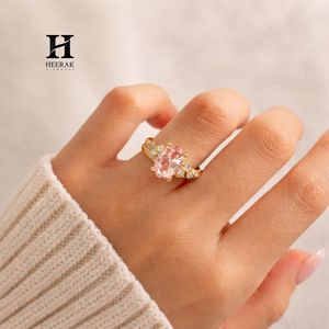 แหวนหมั้นเพชรรูปไข่สีชมพูทรงหรูหรา 14K ทองคำขาว ประดับเพชรแบบไม่สมมาตรด้านข้าง - Product Image 5