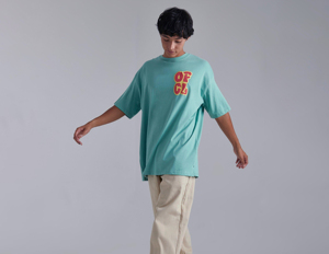 T-shirt en coton oversize pour homme, manches courtes, col rond, imprimé lettres, style streetwear, motif imprimé en relief sur le devant, vente en gros - Product Image 2