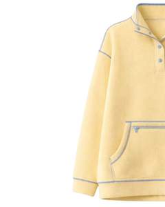 Sudadera de forro polar extragrande para mujer, amarillo mantequilla, con cuello de botón a cuarto, bolsillo canguro, ribetes en contraste, de tejido grueso y personalizada - Product Image 3