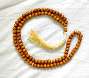Tasbih de cuentas de madera hecho a mano, diseñado para un conteo de dhikr suave y cómodo para la oración de zikr a bajo costo. - Product Image 1