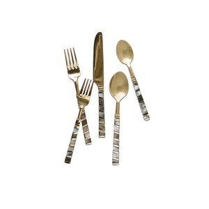 Juego de cubiertos moderno de lujo en acero inoxidable con mango de nácar, juego de cubiertos dorados para el hogar, bodas y restaurantes. - Product Image 1