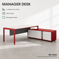 Bureau de direction moderne en forme de L avec armoire de rangement latérale, plateau blanc, cadre rouge et panneau de modestie gris en bois