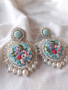 Boucles d'oreilles brodées à la main sur mesure avec perles de verre bleues de 8 mm et sequins pour les magasins d'accessoires de mode - Product Image 4