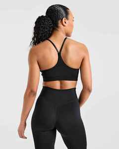 Conjunto de Yoga de 2 Piezas Negro, Top Corto Línea Y, Leggings de Cintura Alta hasta la Rodilla, Sin Costuras, Color Sólido, Spandex, Poliéster, X Sports City OEM - Product Image 5