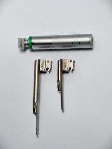 VITRA F.O. Lames de laryngoscope Miller 1 - 2 et poignée |   Laryngoscopes pédiatriques en acier inoxydable de qualité médicale |   CERTIFIÉ CE - Product Image 4
