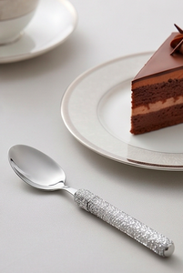 Ensemble de couverts modernes glamour et scintillants avec manches brillantes, finition argentée, pour une table élégante et idéal pour offrir. - Product Image 3