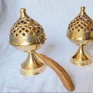 Quemador de incienso de latón portátil con mango de madera largo, tapa de cúpula hueca tallada, incensario árabe para Oud, soporte para carbón - Product Image 1