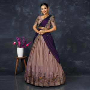 Lehenga Choli de Seda Banarasi para Graduación, Baile de Graduación, Boda, Fiesta, Largo hasta el Suelo, Sin Arrugas, Motivos Tejidos Tradicionales, Falda Acampanada - Product Image 3