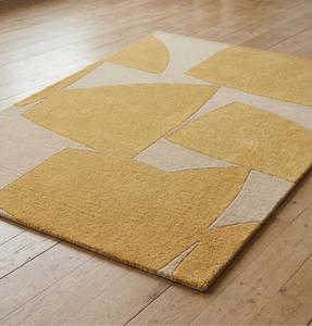 Tapis d'intérieur élégant en laine tuftée à la main, jaune moutarde, antidérapant, à poils moyens, avec un design abstrait moderne pour les intérieurs contemporains - Product Image 1
