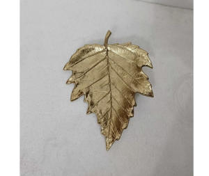 Plateau décoratif moderne en aluminium plaqué or en forme de feuille avec motif végétal pour dessus de table Décoration de Noël Plateau en aluminium de Noël - Product Image 4