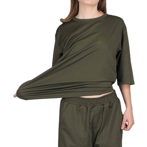 เสื้อครอปท็อปผู้หญิง 180GSM สกรีนโลโก้ได้ ทรงวินเทจ ล้างสีแบบแอซิดวอช ผ้าโพลีเอสเตอร์ 100% เนื้อผ้านุ่ม ระบายอากาศดี เสื้อยืดสาวเซ็กซี่ - Product Image 4