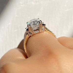 Anillo de compromiso de oro blanco de 10K con moissanita de corte radiante y piedras laterales redondas trapezoidales, anillo de regalo para mujer. - Product Image 3