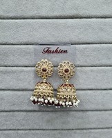 Boucles d'oreilles Jhumka plaquées or style Bollywood, perles traditionnelles indiennes, clous floraux, perles à pampilles, bijoux de mode pour femmes