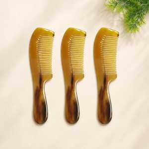 Peigne artisanal moderne élégant à texture corne, forme naturelle, base élégante, accessoire quotidien unisexe, écologique, imperméable - Product Image 1